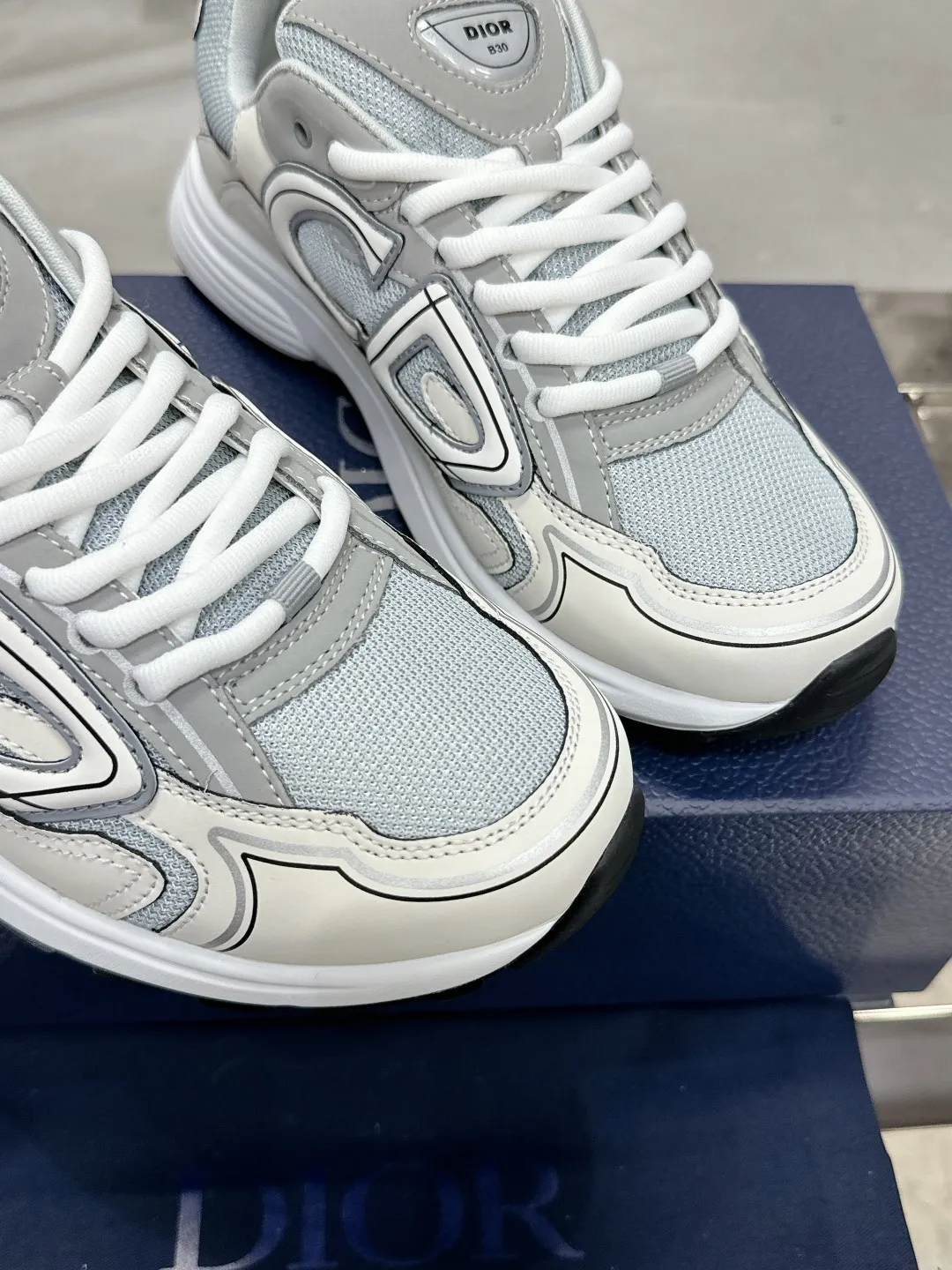 Men's men's shoes 💰600❤️❤️❤️High version Dior Dior's latest color matching B30 series reflective dad sneakers original 17380💰 purchased for development and production Brand new B30 sneakers Dad Shoes style shoes that follow the trend of the retro market The Dior logo on the tongue also indicates that this pair of shoes is the B30 model! B30 uses fine-textured leather and mesh cloth materials to form a shoe body. There are conspicuous letters CD on both sides of the shoe body to indicate identity. Many lines on the shoe body outline details to make the shoes look less monotonous and full of retro flavor. The delivery counter is exquisitely packaged🛍📦 ▪️Fabric: Original customized technical fabric + mesh ▪️Inner lining: Customized breathable lining ▪️Outsole: Original molded IP foam + TPU outsole ▪️Sole thickness: 3.5CM ▪️Size: Women’s size 35-40 / Men’s size 39-46